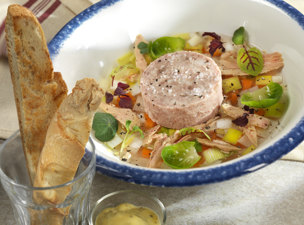 Légumes d'un pot-au-feu en gelée, copeaux de foie gras & pain toasté